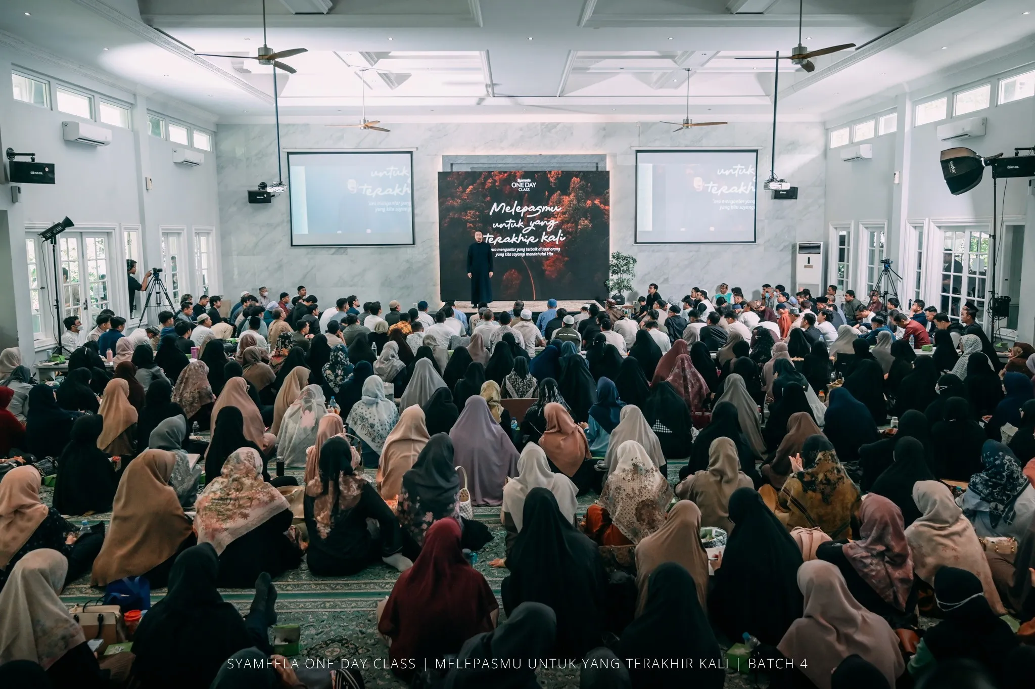 Ustadz menyampaikan materi di depan peserta Batch 4.