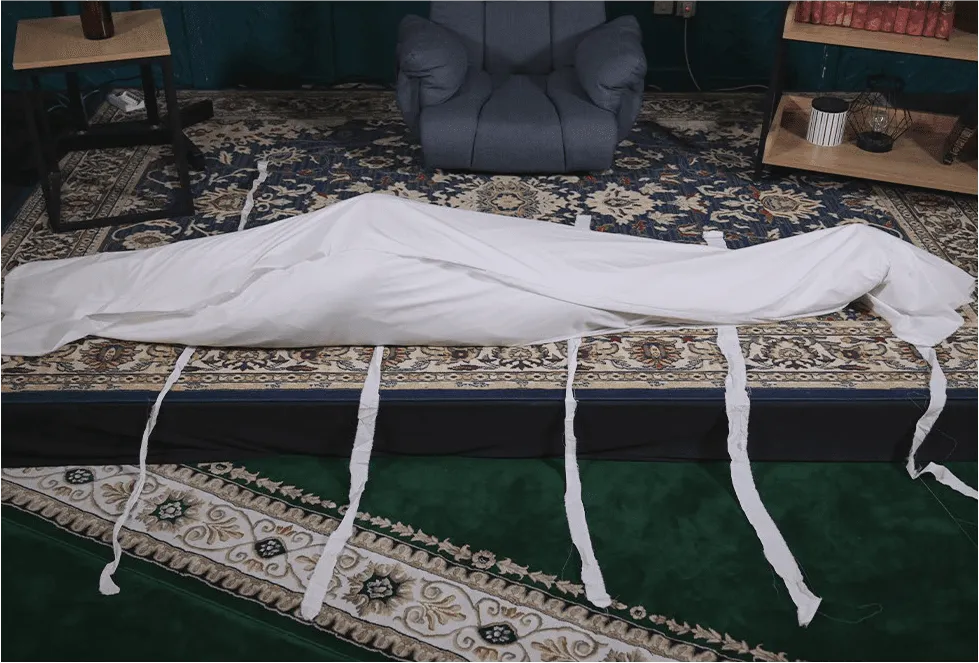 Seluruh tubuh jenazah telah tertutup kain kafan.